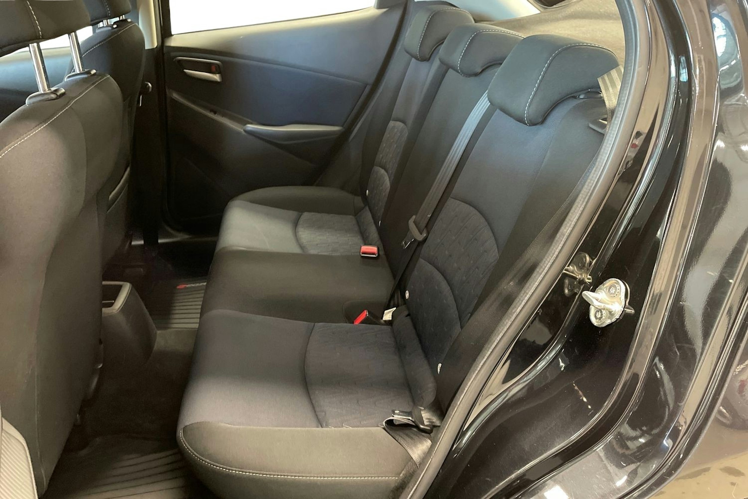 musta Mazda 2 2017 kuva 10.