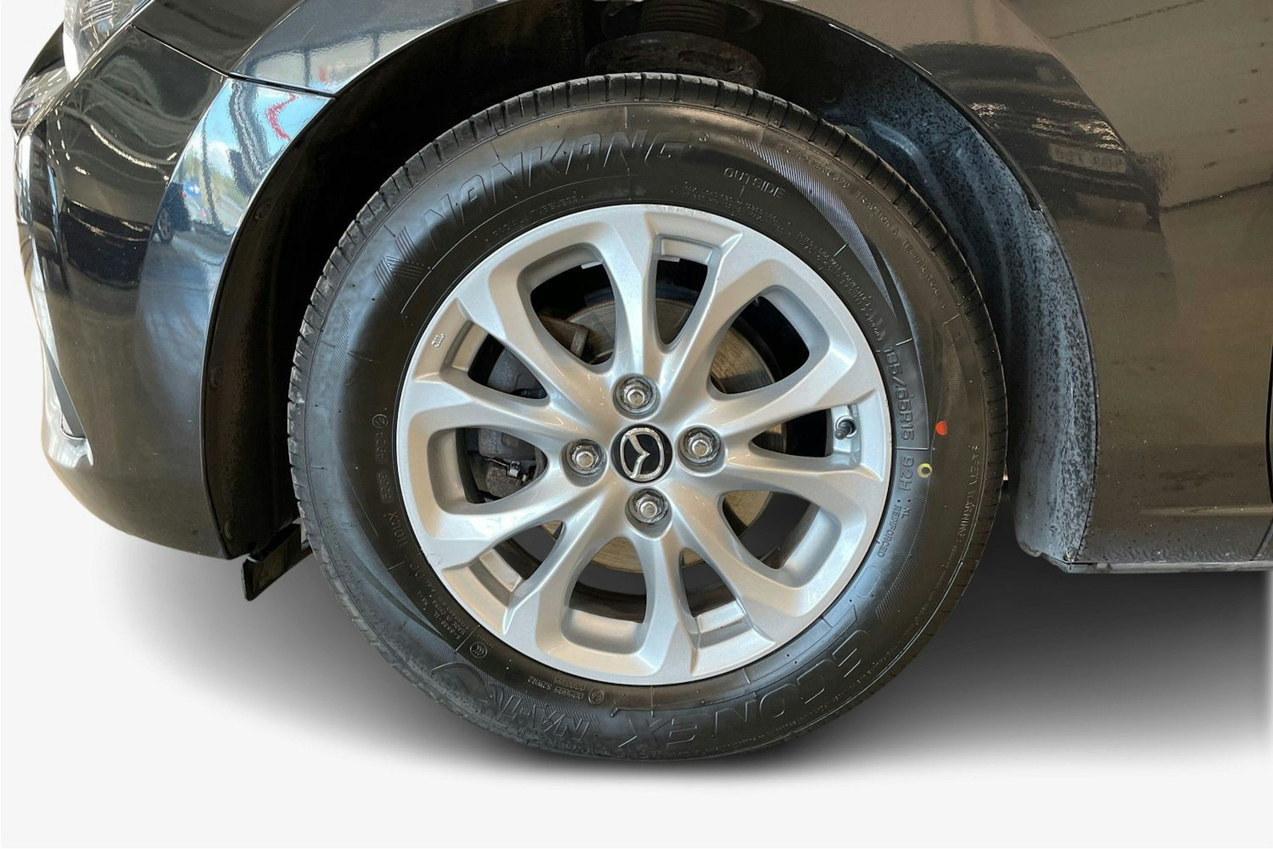 musta Mazda 2 2017 kuva 11.