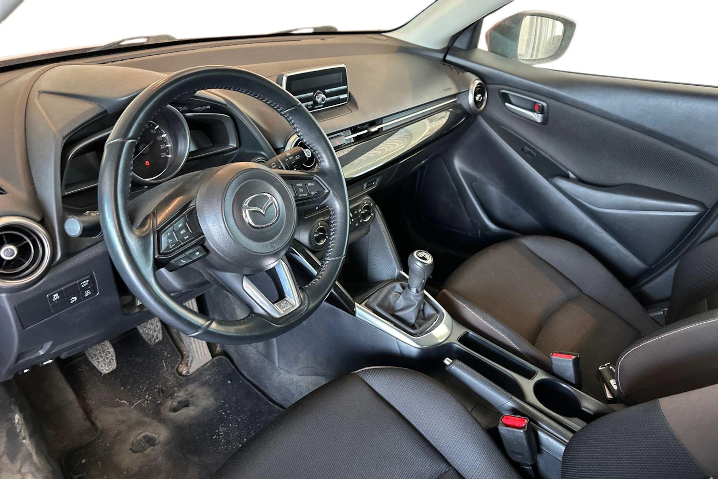 Punainen Mazda 2 2020 kuva 3.