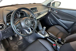 Punainen Mazda 2 2020 kuva 3.