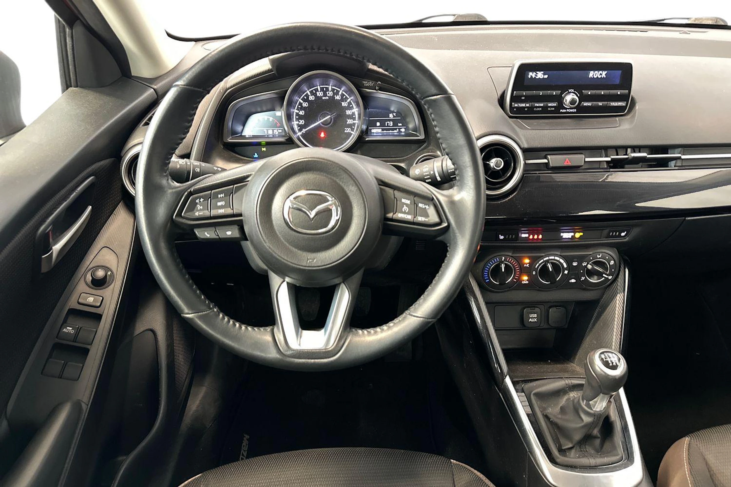 Punainen Mazda 2 2020 kuva 7.
