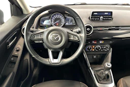 Punainen Mazda 2 2020 kuva 7.