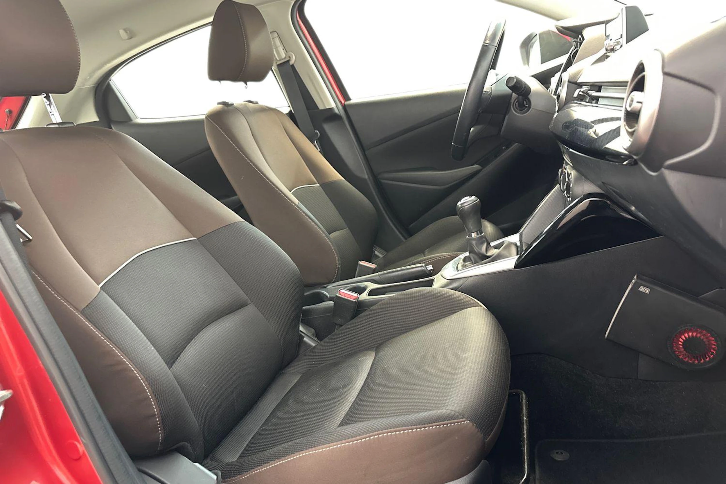 Punainen Mazda 2 2020 kuva 8.