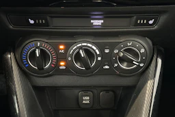 Punainen Mazda 2 2020 kuva 17.