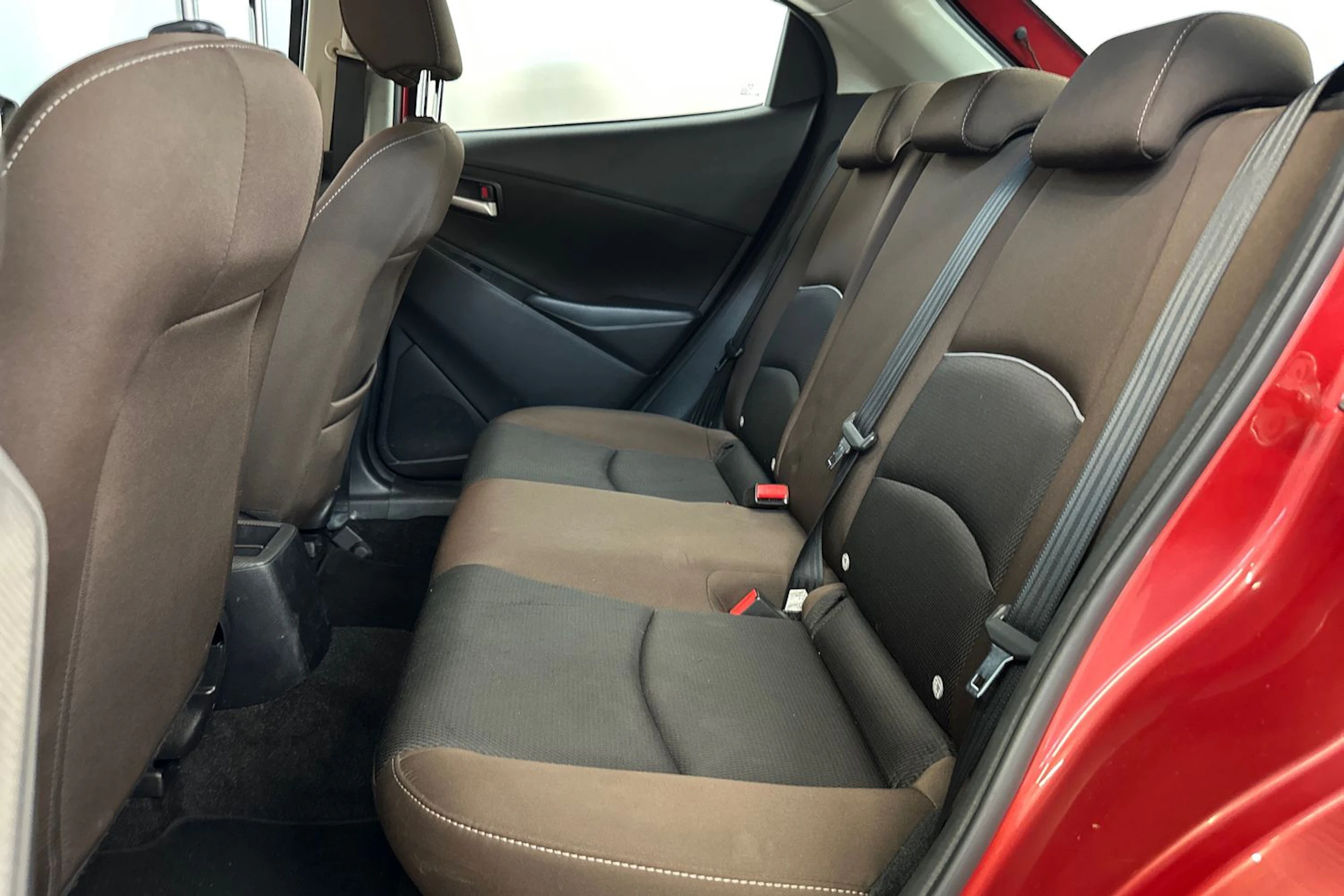 Punainen Mazda 2 2020 kuva 20.