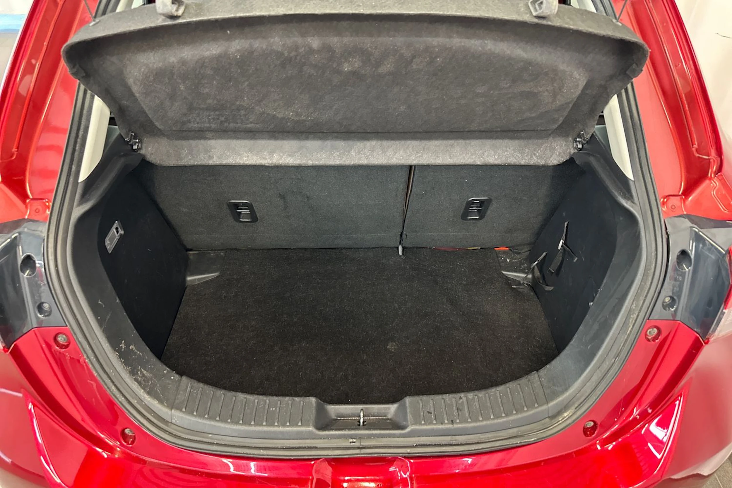Punainen Mazda 2 2020 kuva 21.