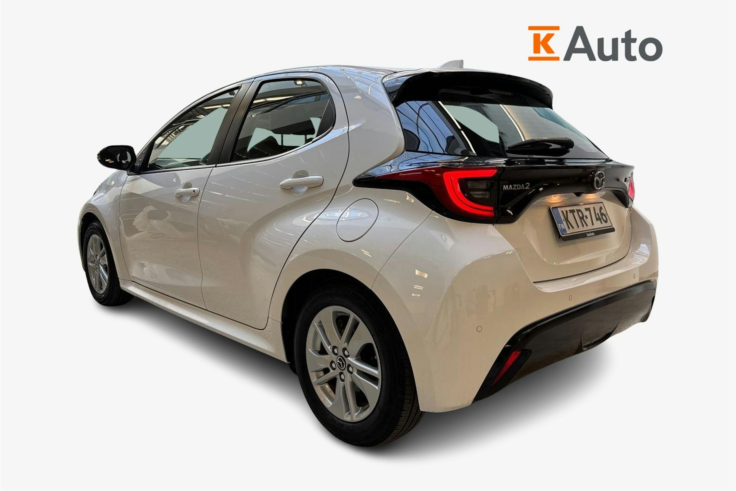 valkoinen Mazda 2 2022 kuva 2.