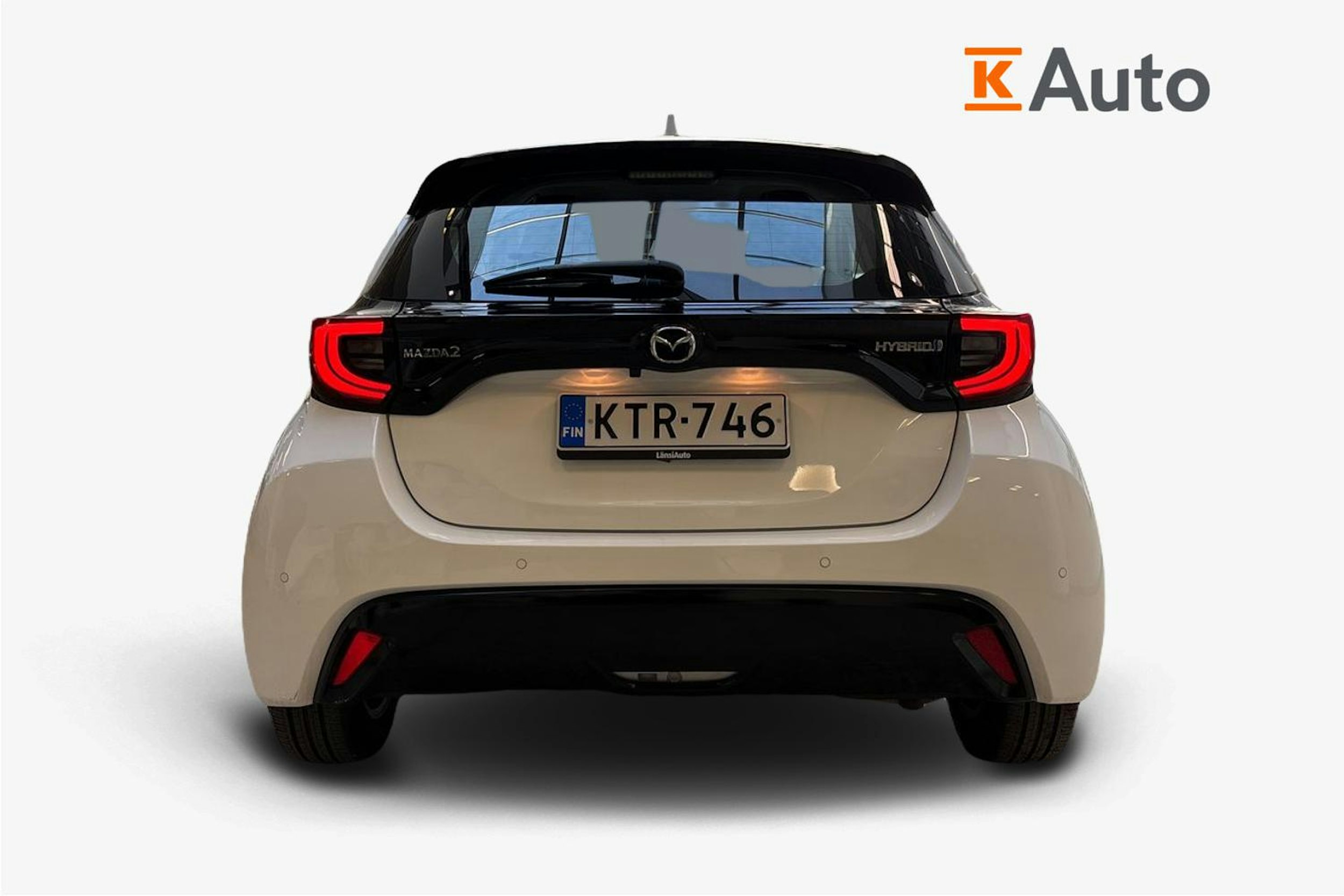 valkoinen Mazda 2 2022 kuva 3.