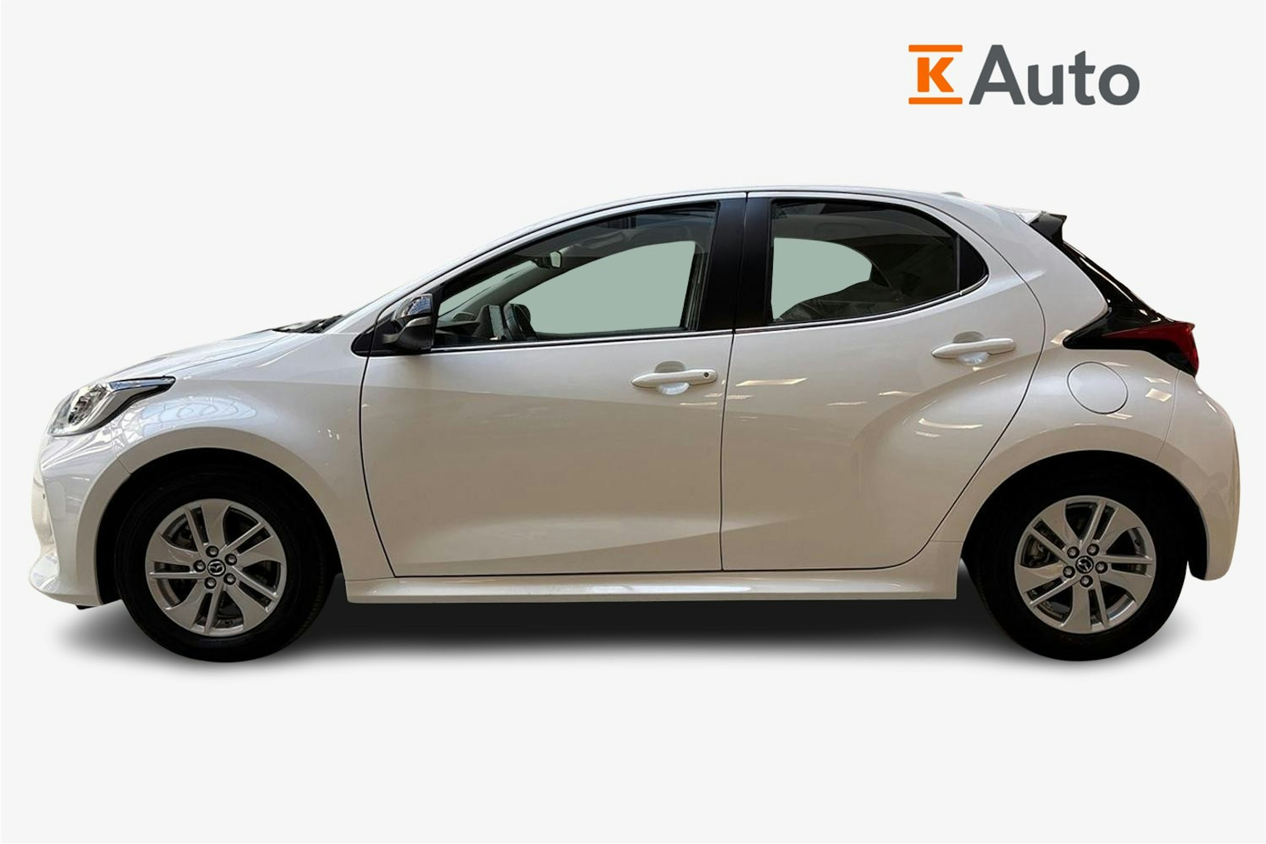 valkoinen Mazda 2 2022 kuva 6.