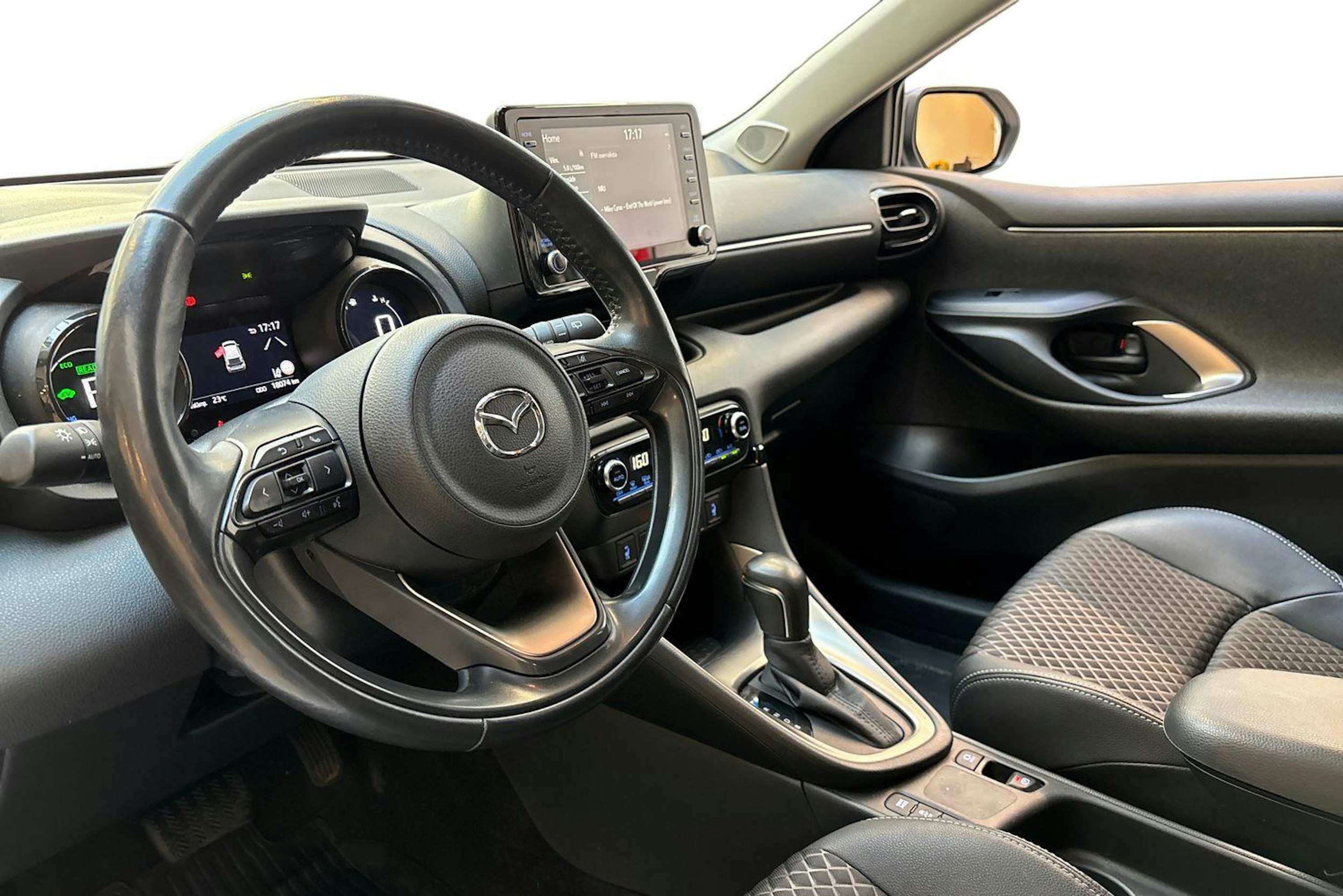 valkoinen Mazda 2 2022 kuva 7.
