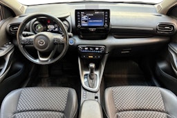 valkoinen Mazda 2 2022 kuva 9.