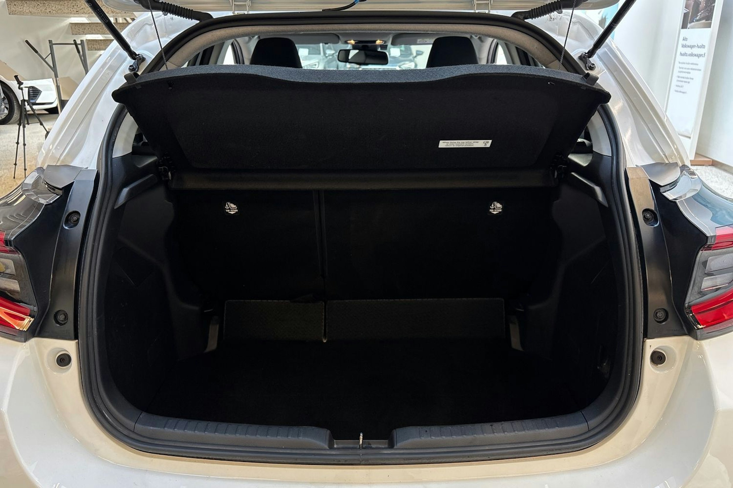 valkoinen Mazda 2 2022 kuva 14.