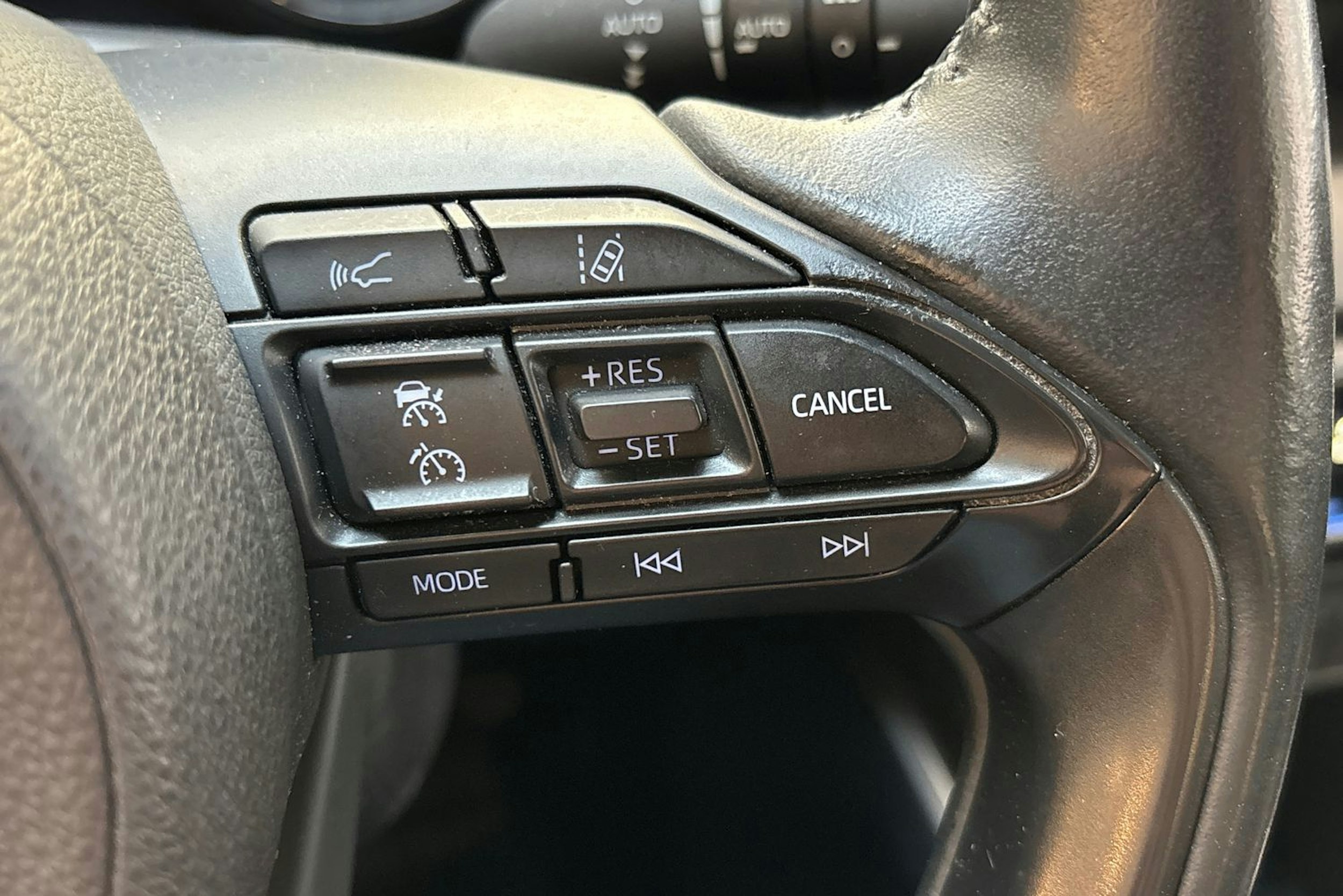 valkoinen Mazda 2 2022 kuva 18.