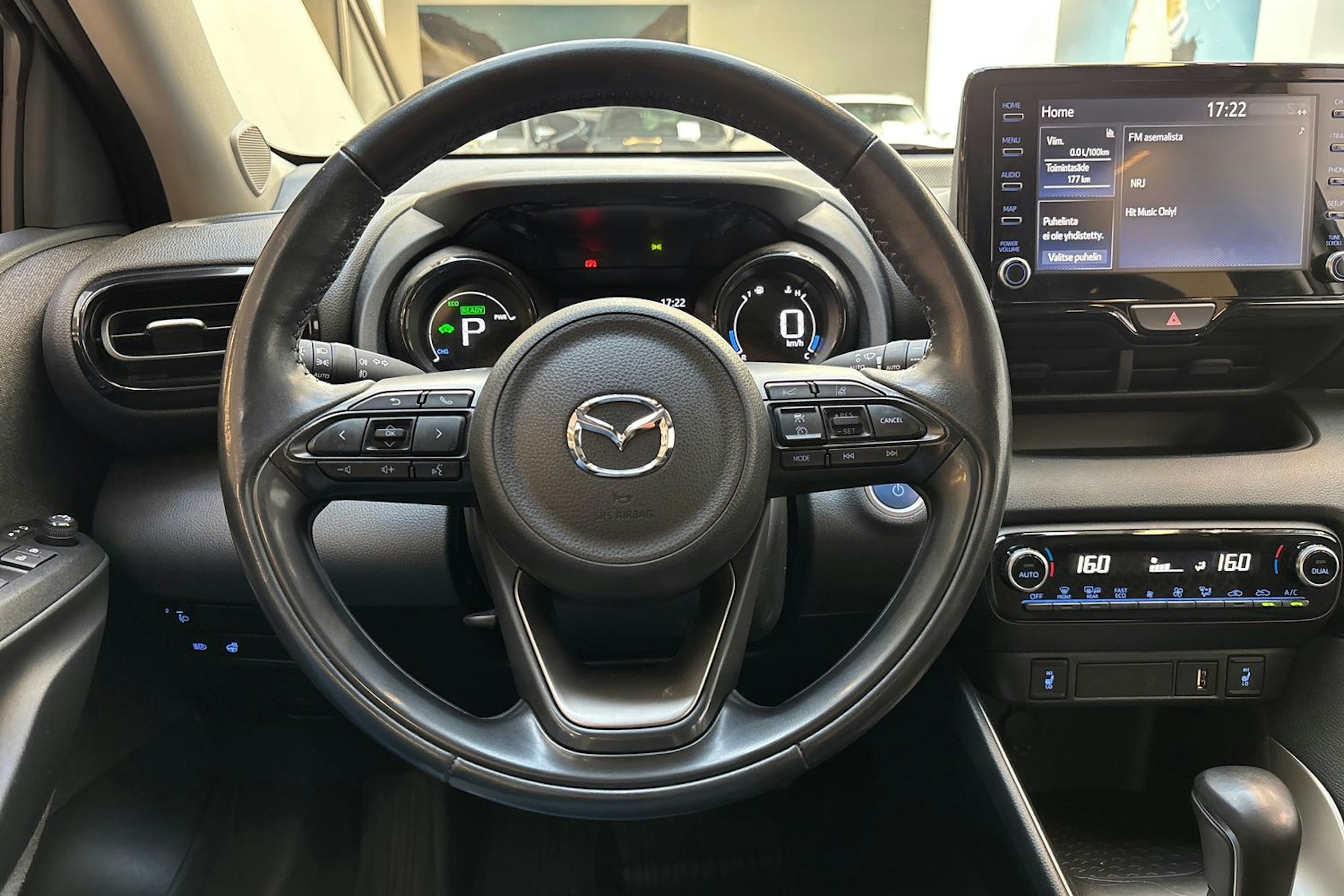 valkoinen Mazda 2 2022 kuva 19.