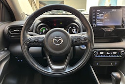 valkoinen Mazda 2 2022 kuva 19.