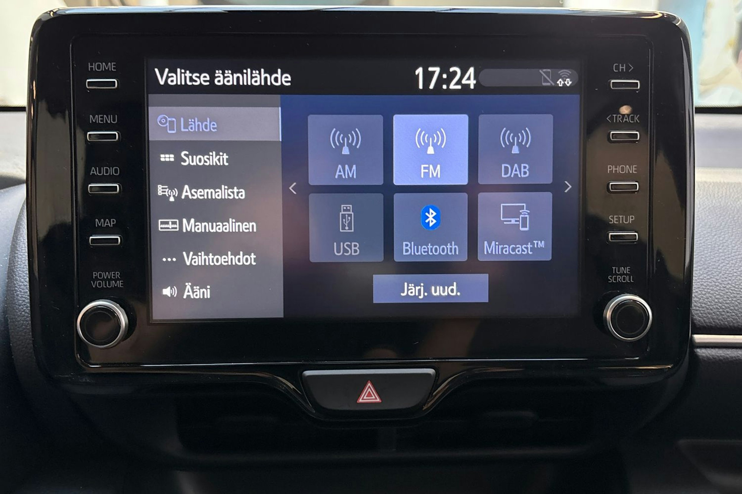 valkoinen Mazda 2 2022 kuva 22.