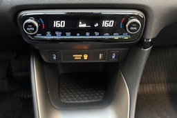 valkoinen Mazda 2 2022 kuva 23.