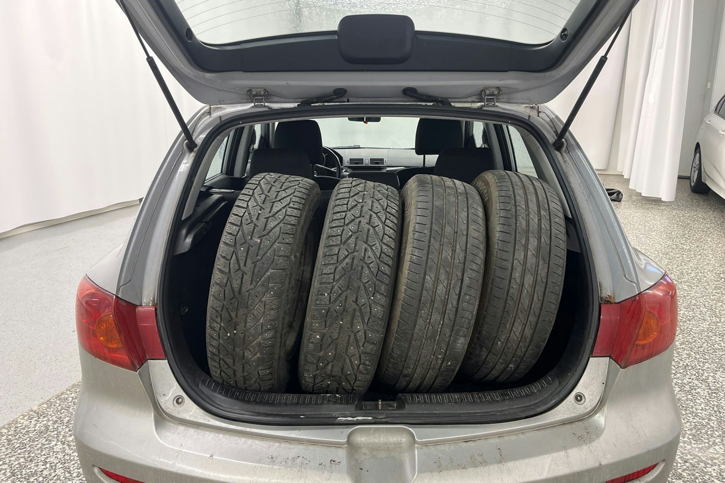 Harmaa Mazda 3 2004 kuva 22.