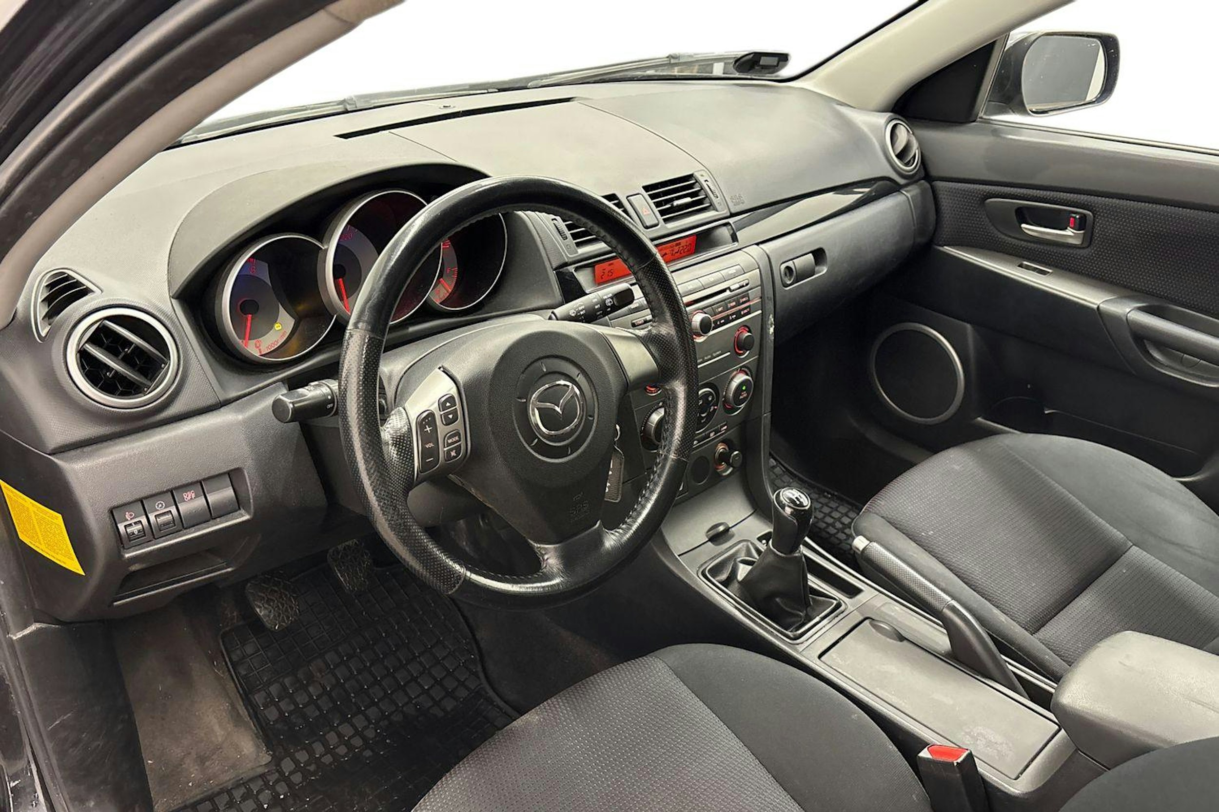Musta Mazda 3 2006 kuva 6.
