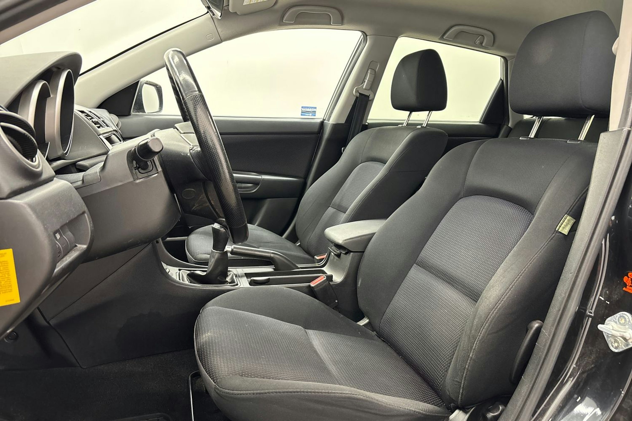 Musta Mazda 3 2006 kuva 11.