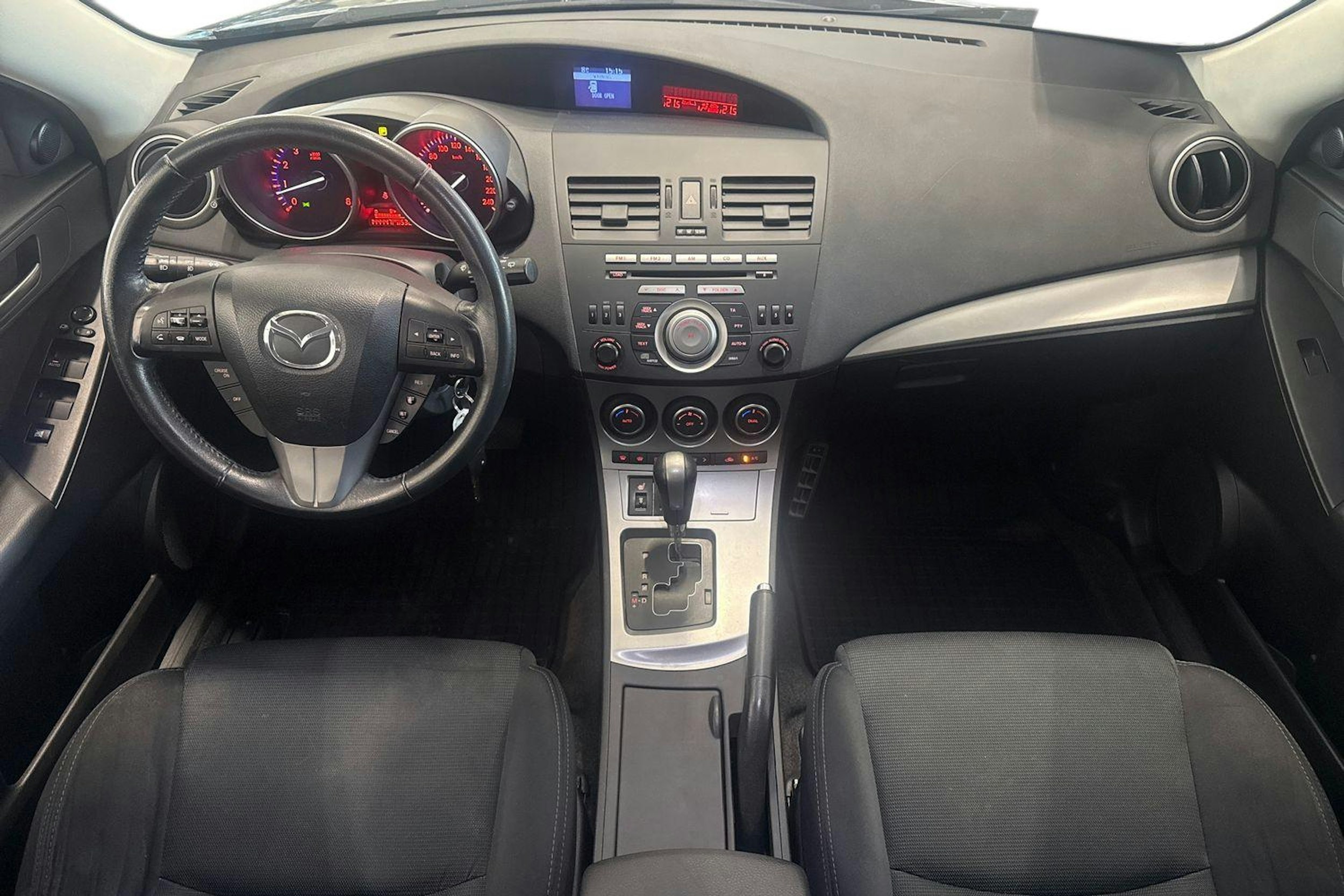 sininen Mazda 3 2011 kuva 9.