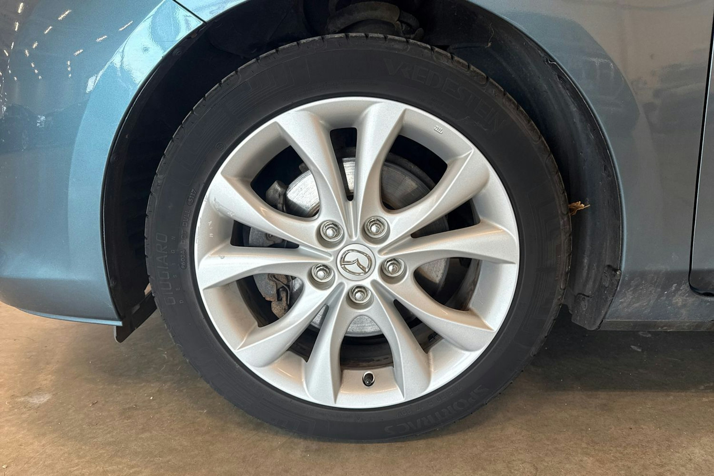 sininen Mazda 3 2011 kuva 11.