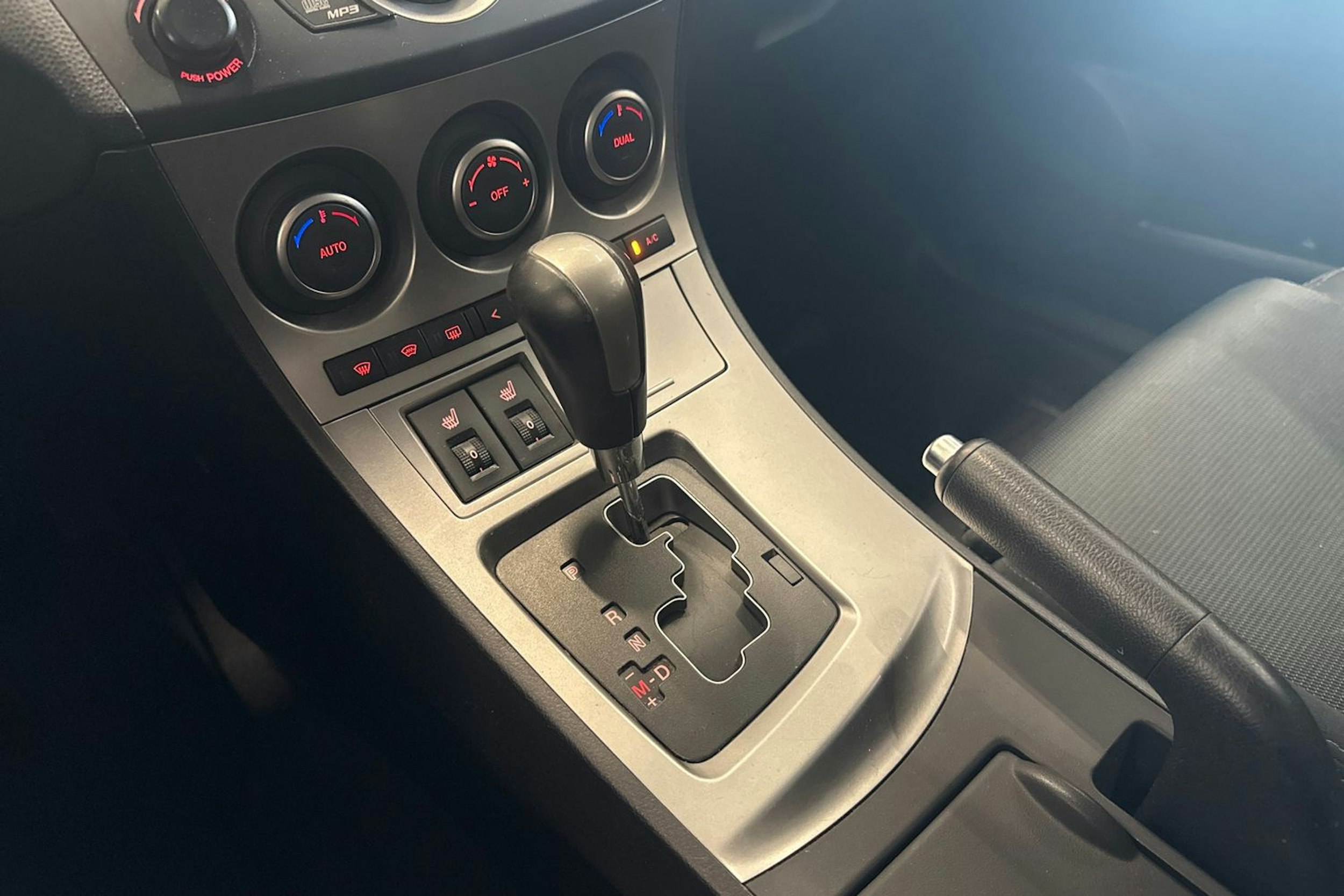 sininen Mazda 3 2011 kuva 19.