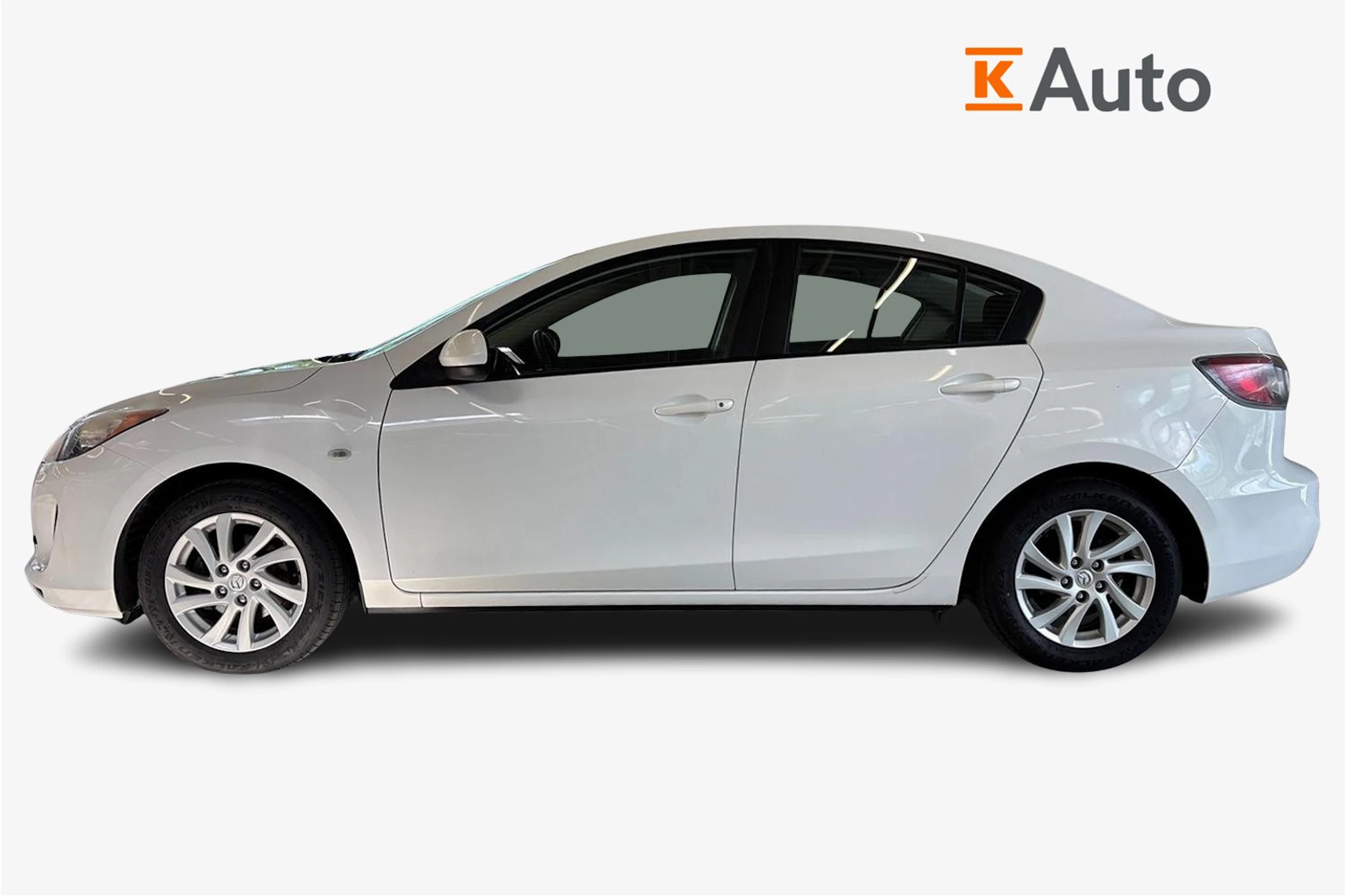 valkoinen Mazda 3 2013 kuva 5.