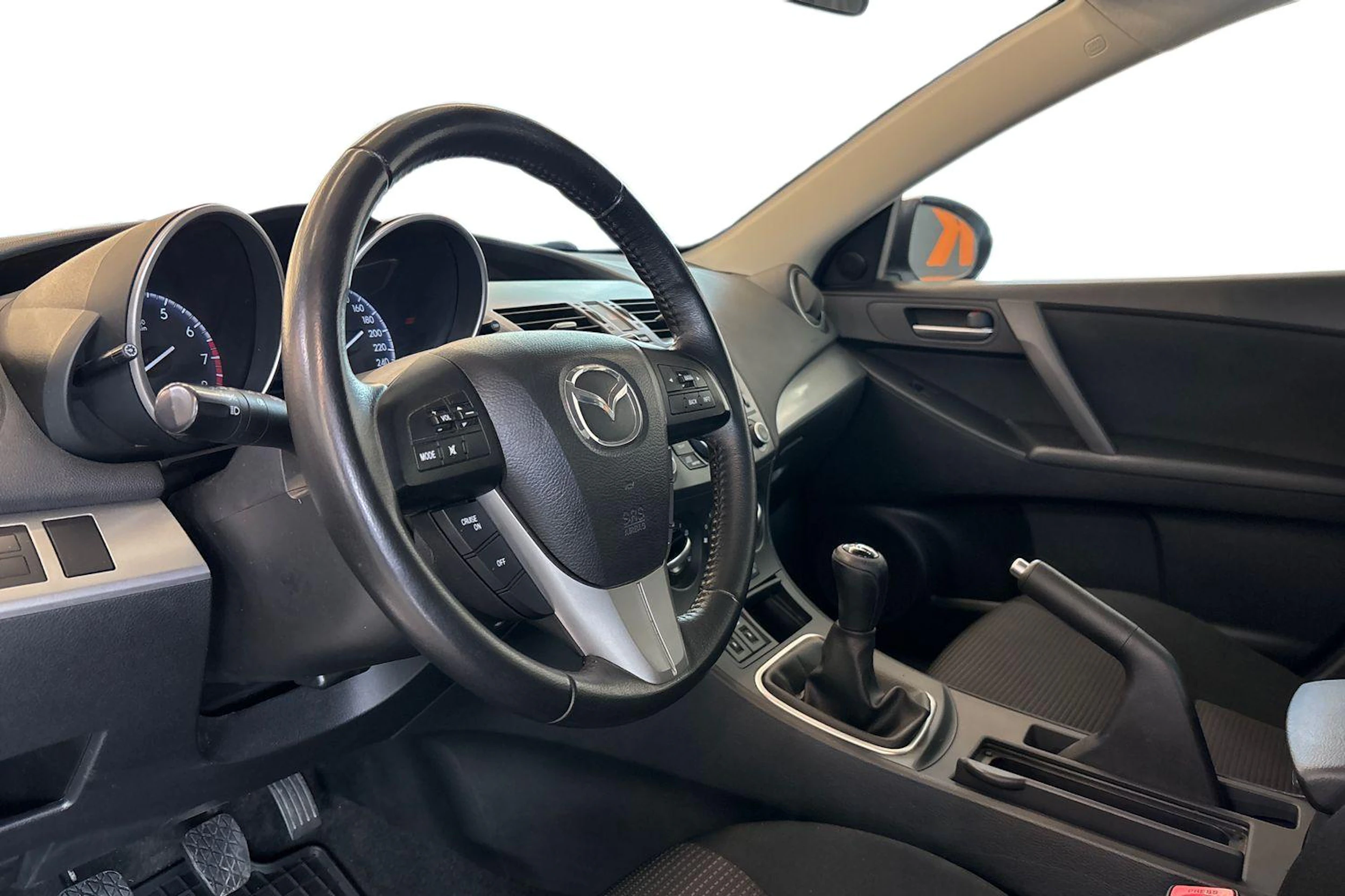 valkoinen Mazda 3 2013 kuva 6.