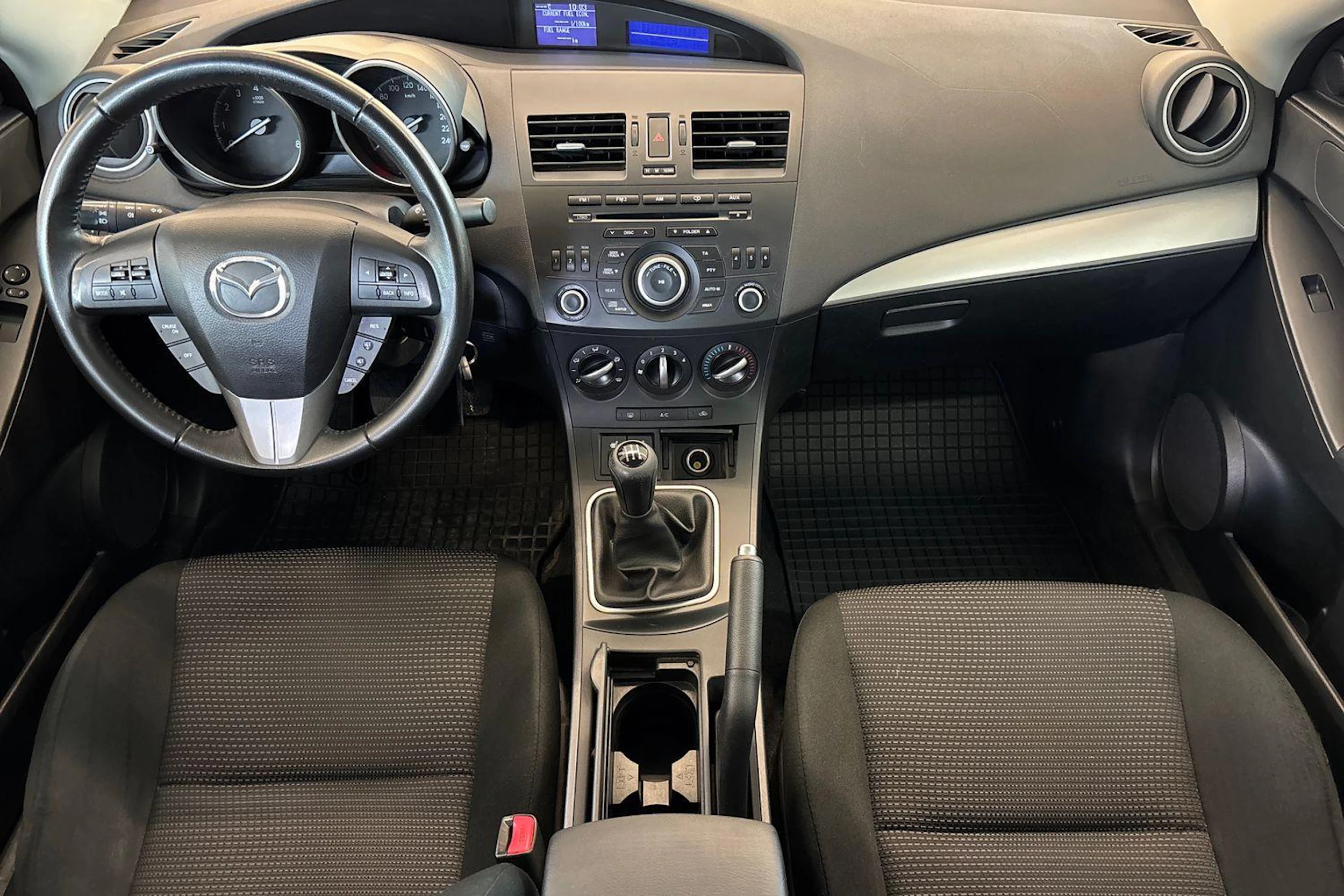 valkoinen Mazda 3 2013 kuva 7.