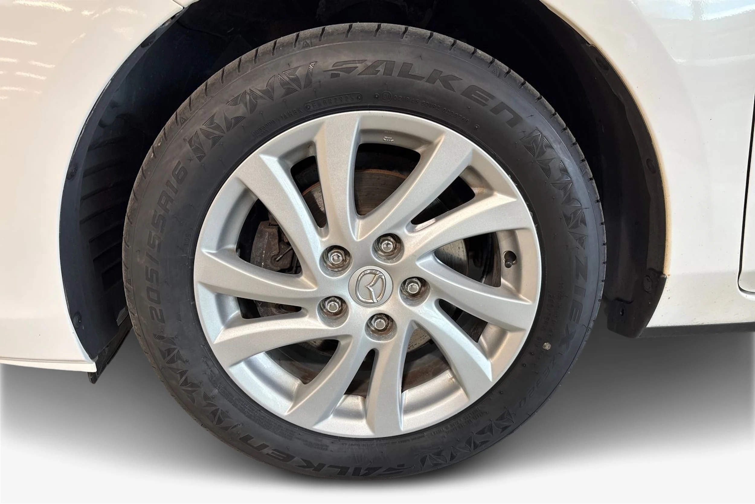 valkoinen Mazda 3 2013 kuva 9.