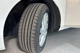 valkoinen Mazda 3 2013 kuva 11.
