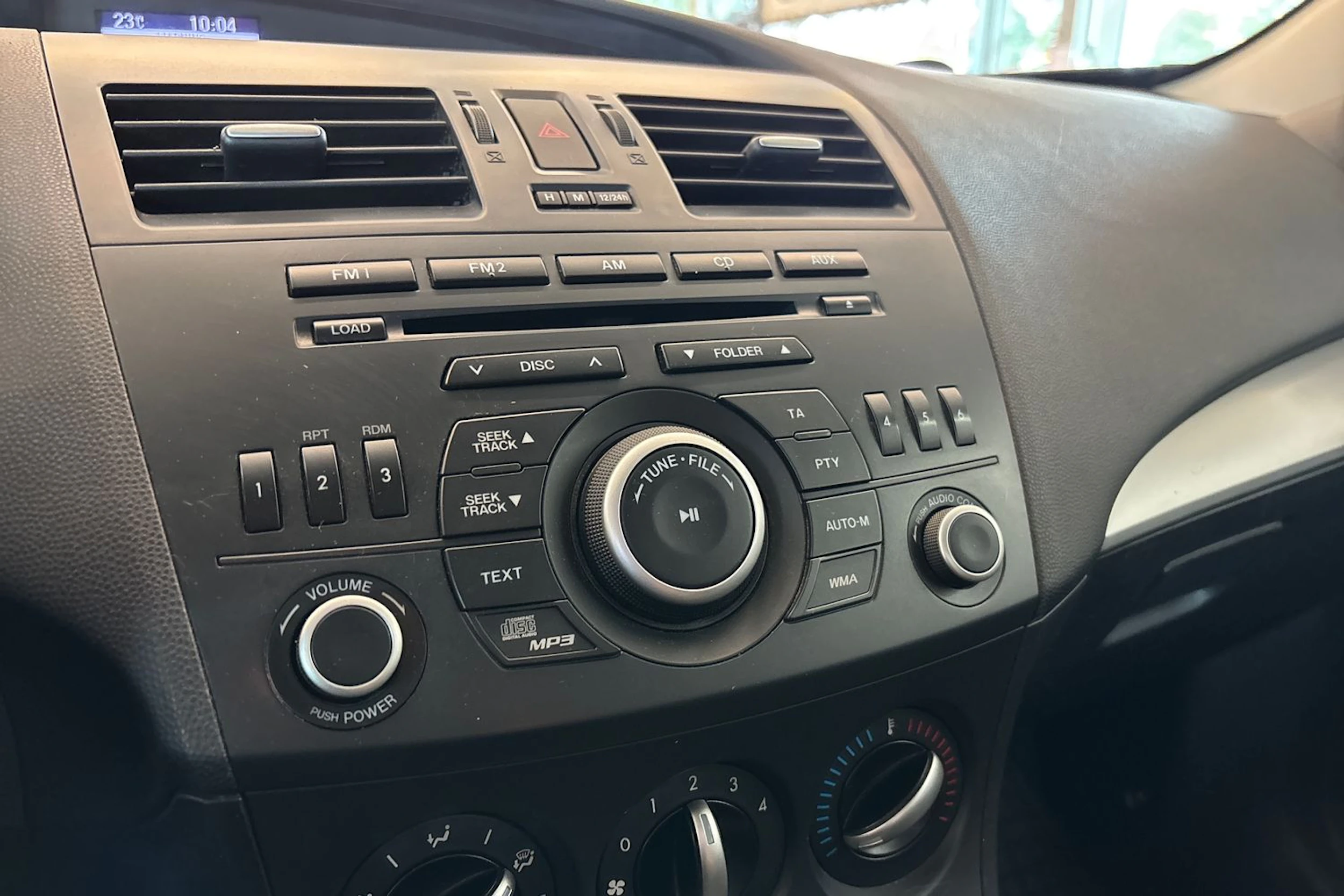 valkoinen Mazda 3 2013 kuva 15.