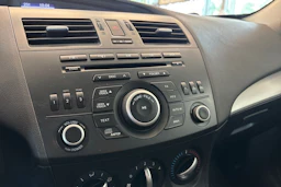 valkoinen Mazda 3 2013 kuva 15.