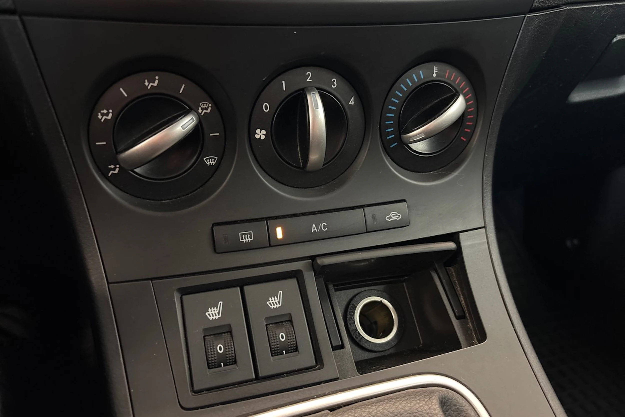 valkoinen Mazda 3 2013 kuva 16.
