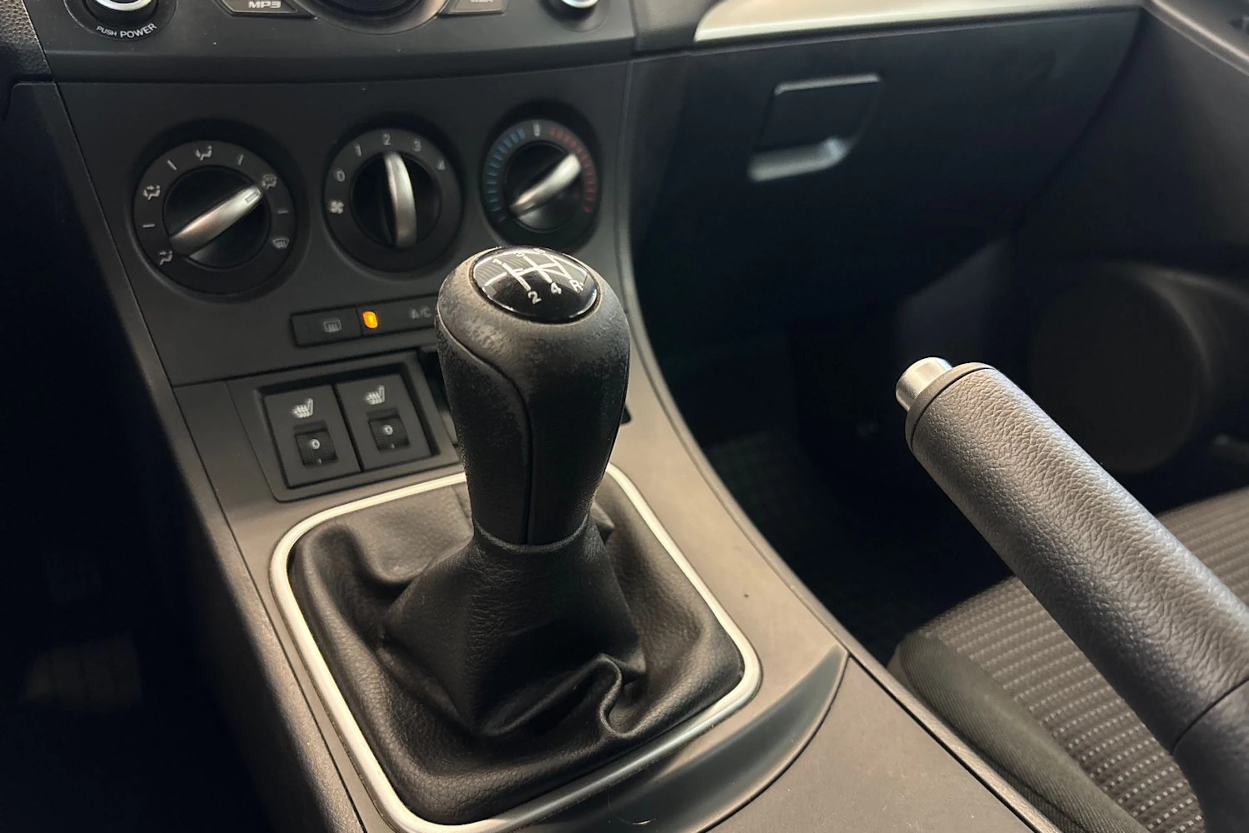 valkoinen Mazda 3 2013 kuva 18.