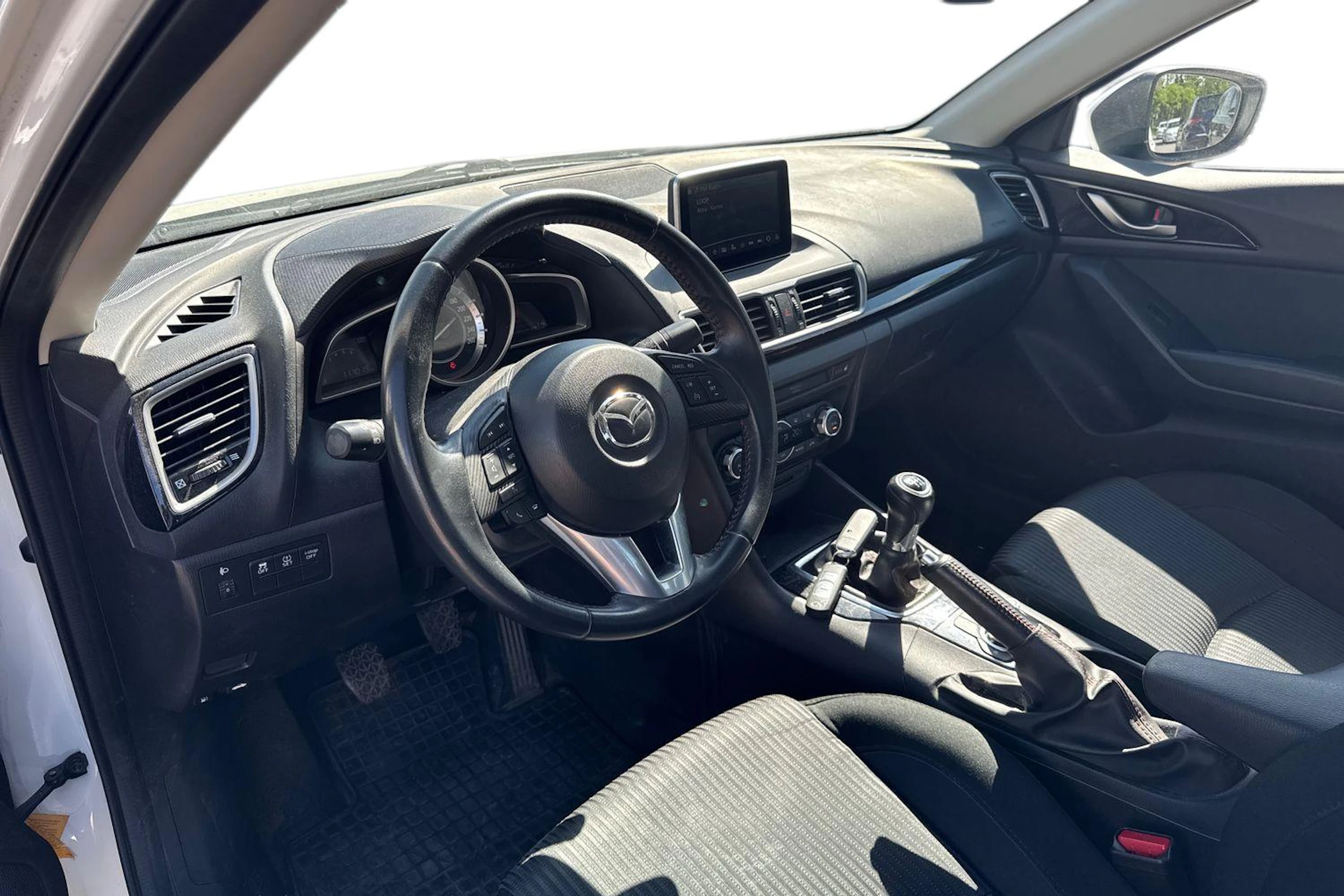 valkoinen Mazda 3 2014 kuva 3.