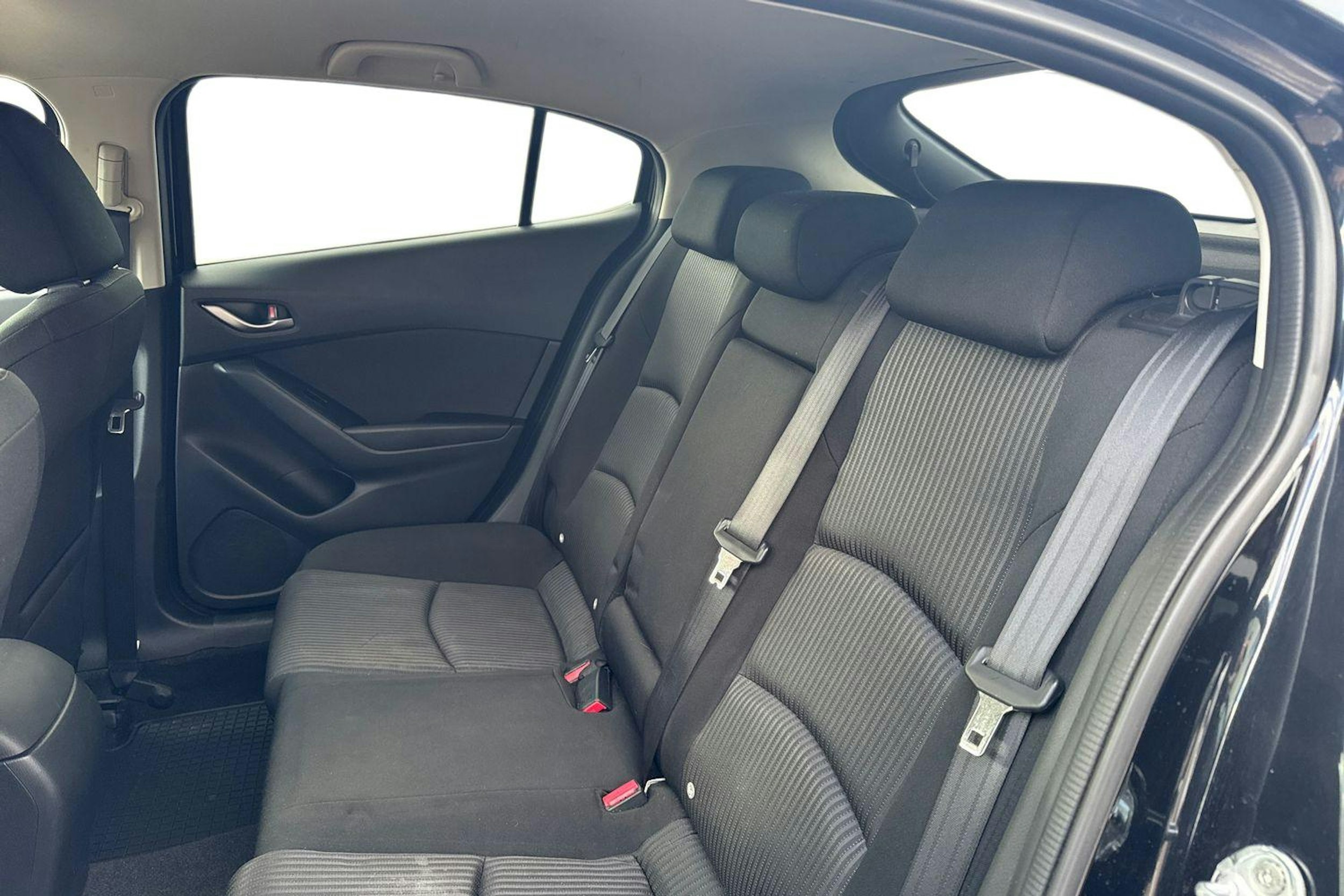 Musta Mazda 3 2014 kuva 8.