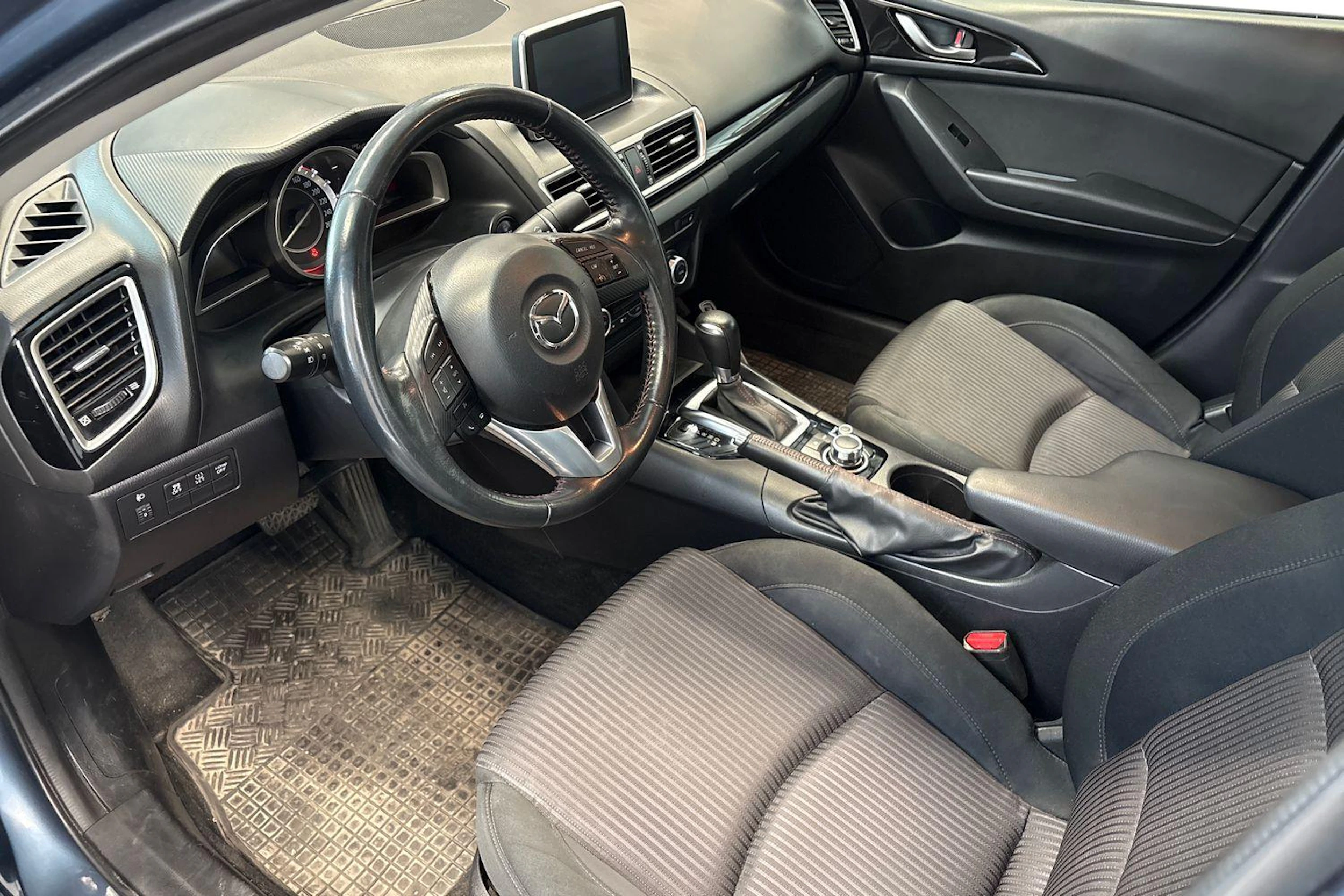 sininen Mazda 3 2015 kuva 3.