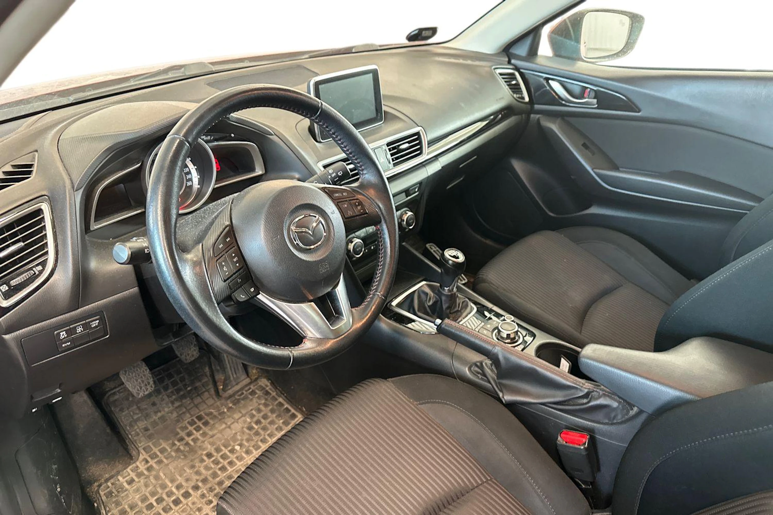 punainen Mazda 3 2015 kuva 3.