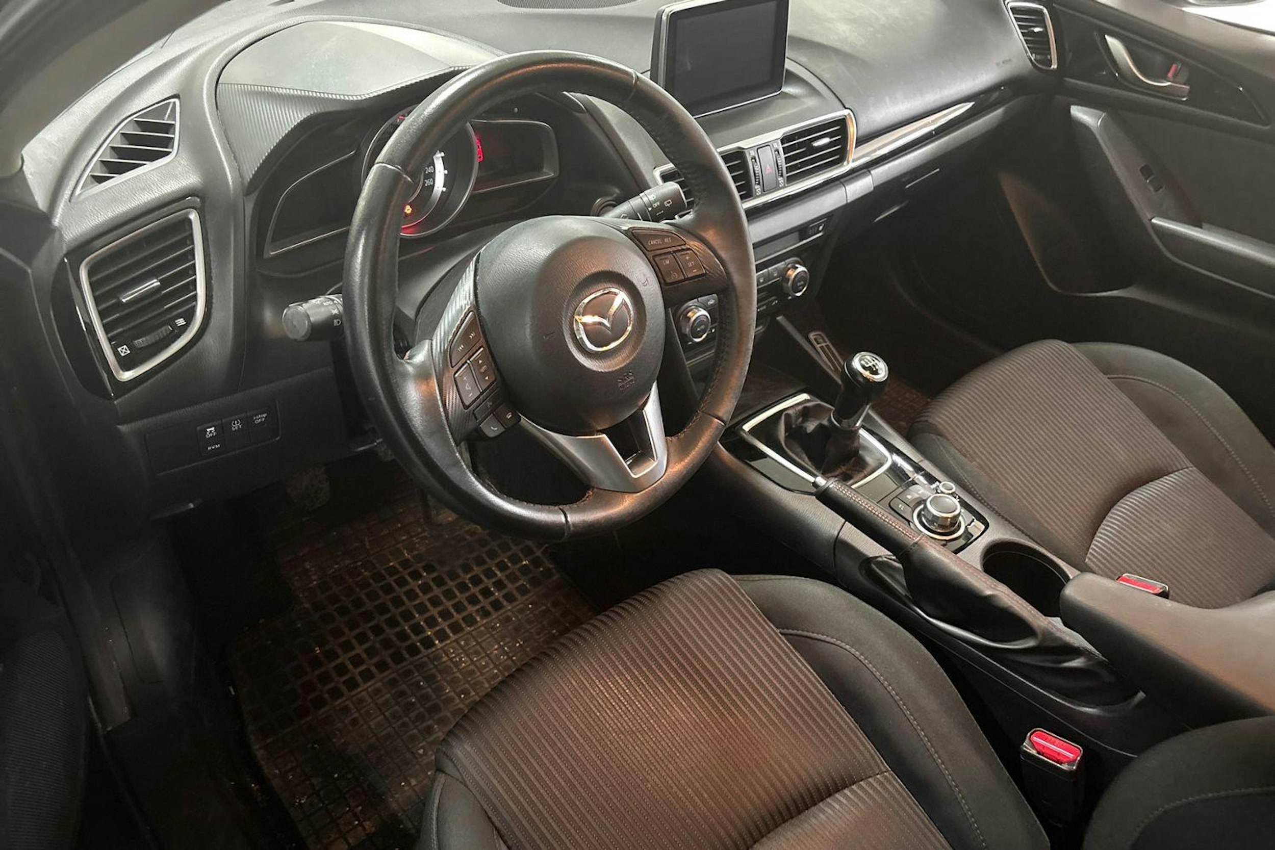 Harmaa Mazda 3 2016 kuva 3.
