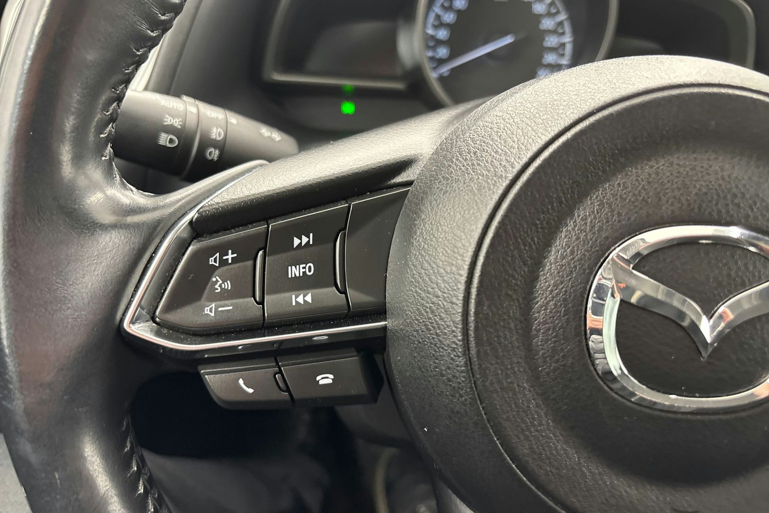 harmaa Mazda 3 2017 kuva 17.