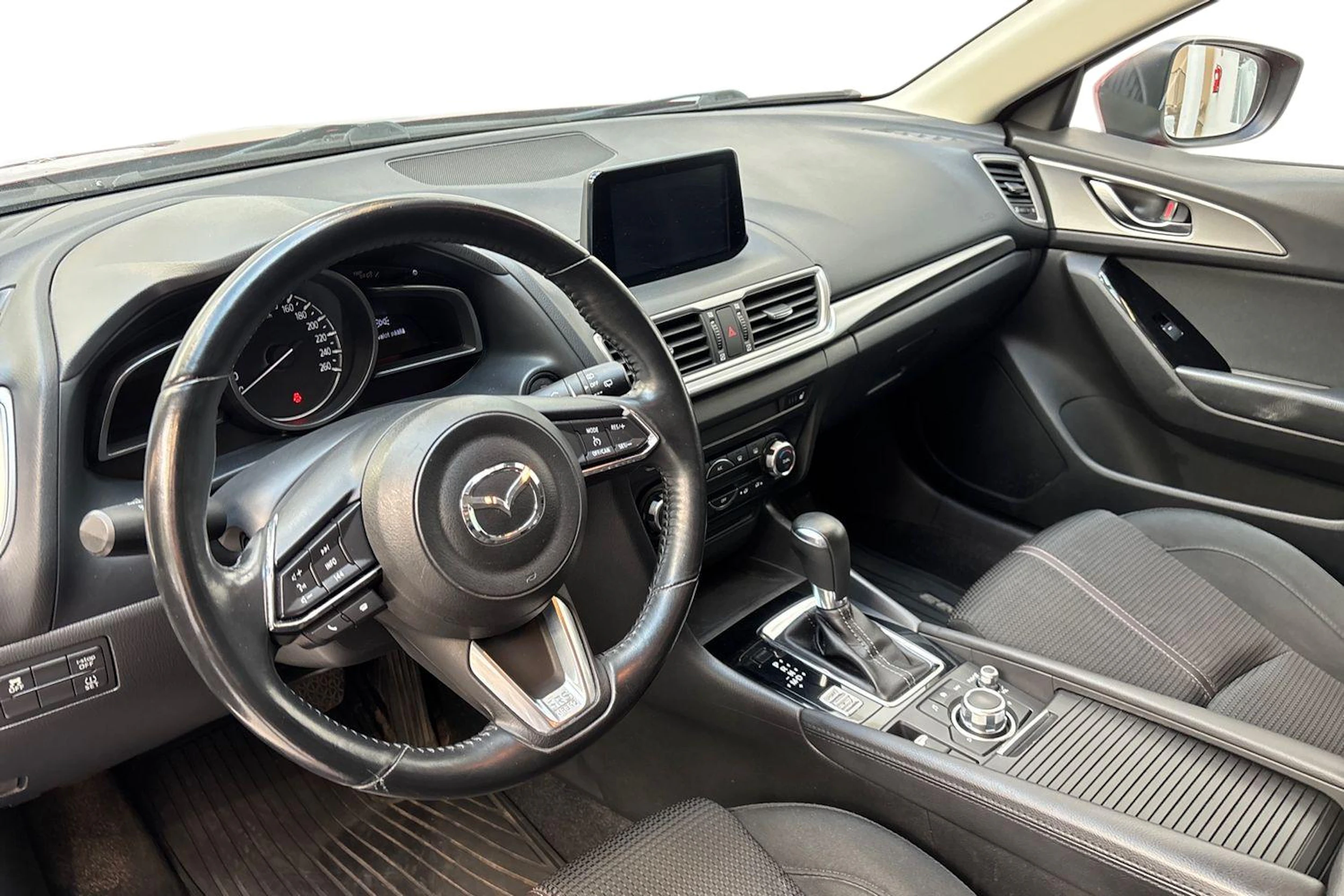 Punainen Mazda 3 2017 kuva 6.