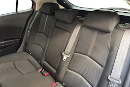 Punainen Mazda 3 2017 kuva 8.