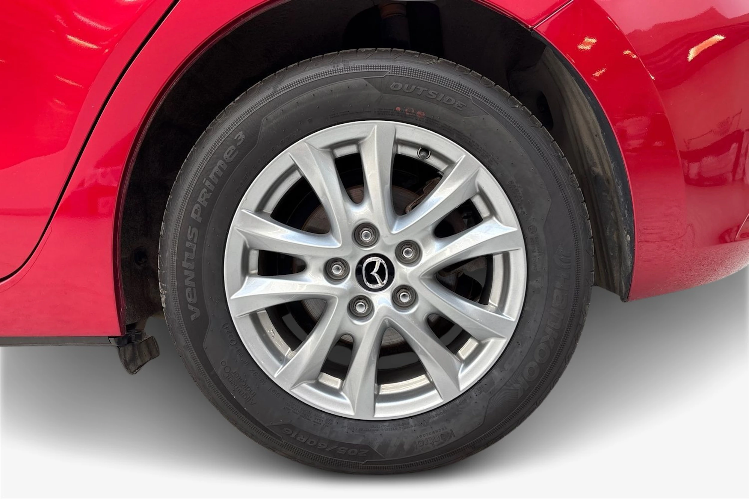 Punainen Mazda 3 2017 kuva 9.
