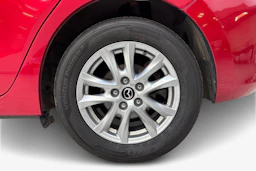 Punainen Mazda 3 2017 kuva 9.