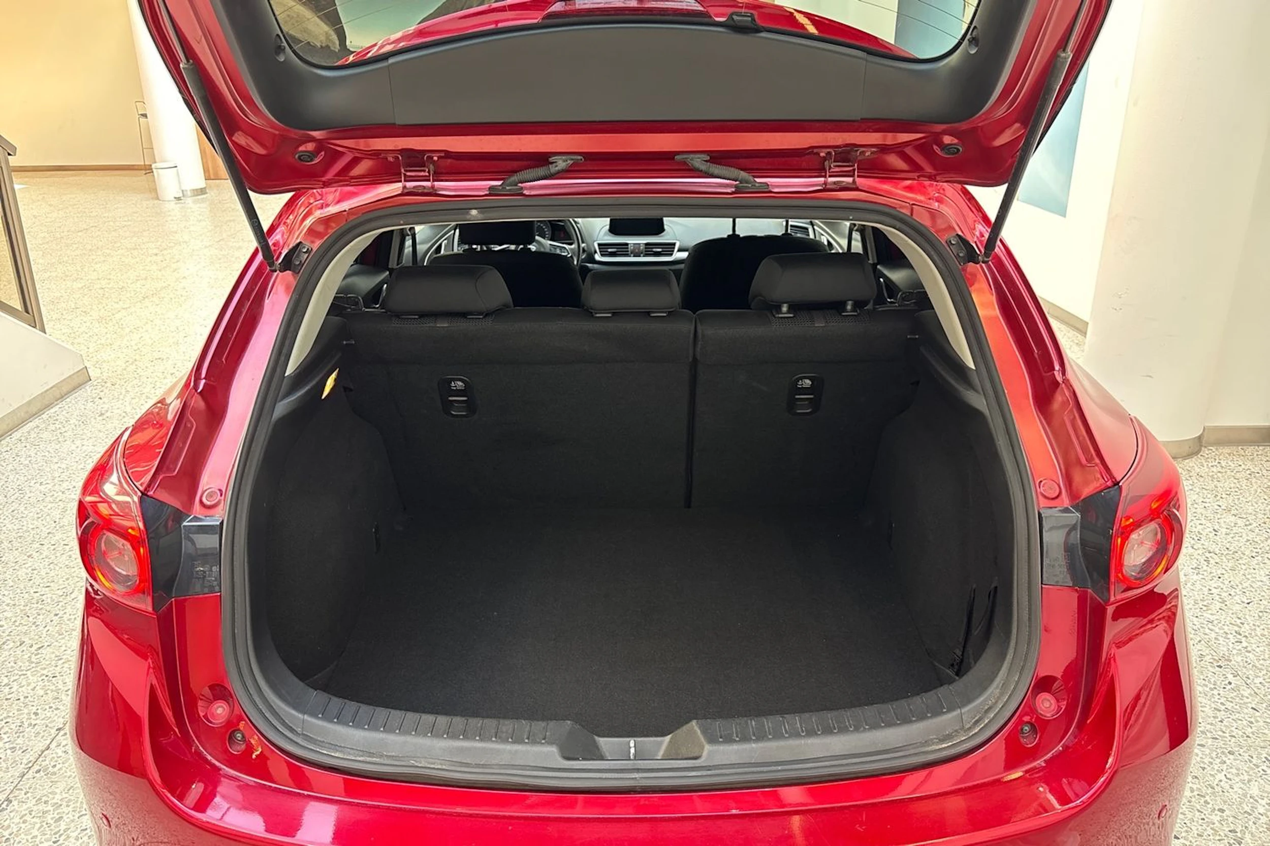 Punainen Mazda 3 2017 kuva 12.