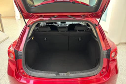 Punainen Mazda 3 2017 kuva 12.