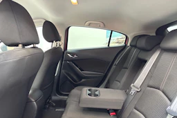 Punainen Mazda 3 2017 kuva 13.