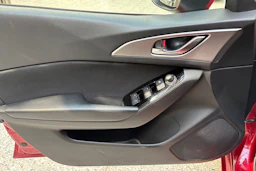 Punainen Mazda 3 2017 kuva 14.
